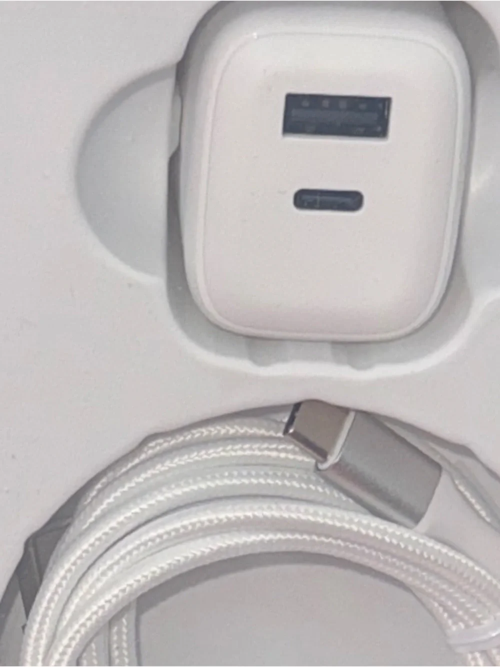 White Charging Giftset Power Bank Portable Charger Wall Charger USB-A to USB-C